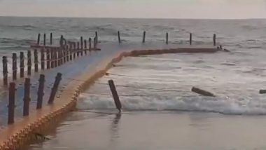 Kerala: 13 People Including Two Children Injured After Huge Wave Topples Floating Bridge in Varkala Beach (Watch Video)