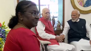President Droupadi Murmu Confers Bharat Ratna to BJP Stalwart LK Advani at His Residence in Delhi (Watch Video)