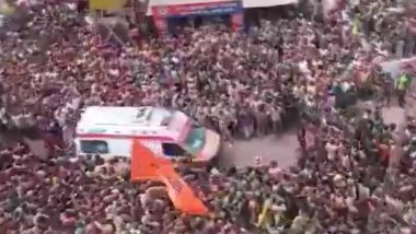 Indore Sets Example! Lakhs of People in Rang Panchami Procession Give Way to Ambulance in Madhya Pradesh (Watch Video)