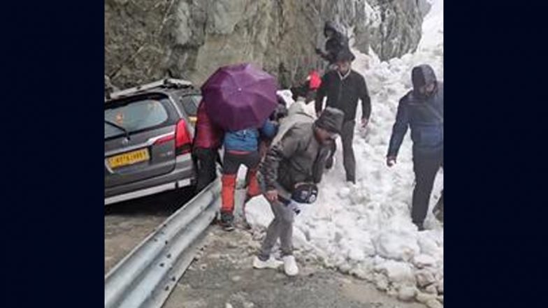 Avalanche in Jammu and Kashmir: Snow Avalanche Hits Srinagar-Sonamarg Highway, Trapped Vehicles Safely Rescued (Watch Videos)