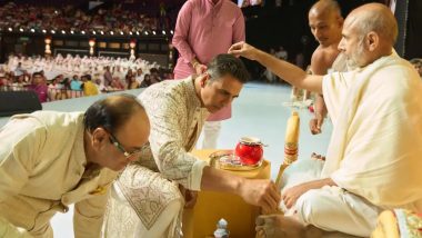 Akshay Kumar Meets Shri Hansratna Surishwarji, Offers First Meal to Jain Monk as He Breaks Fast After 180 Days (View Pic)