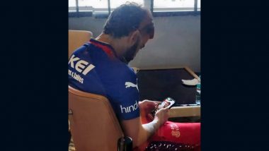 Was Virat Kohli Watching Rahul Gandhi’s Press Conference on His Mobile Phone? Know Truth About Viral Pic