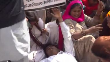 'Hamare Ko Maar Do': Hindu Refugees From Pakistan Protest Against Arvind Kejriwal in Delhi Over His Remarks on CAA (Watch Videos)