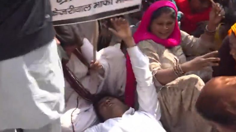 'Hamare Ko Maar Do': Hindu Refugees From Pakistan Protest Against Arvind Kejriwal in Delhi Over His Remarks on CAA (Watch Videos)