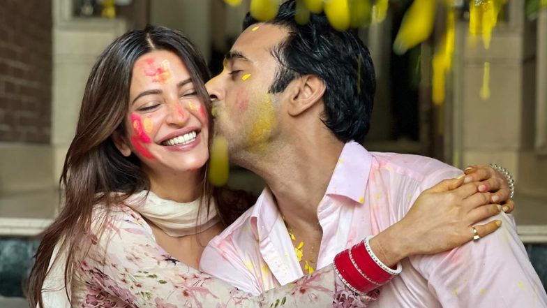 Holi 2024: Kriti Kharbanda Gets a Sweet Kiss From Pulkit Samrat As They Celebrate Their First Holi Together Post Marriage (View Pic)