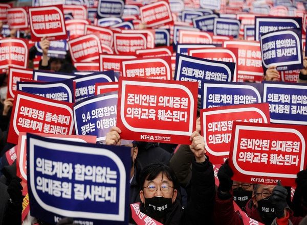 World News | South Korea: Thousands of Doctors Protest Govt's Plan to Increase Medical School Admissions