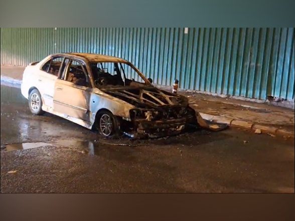 India News | Car Catches Fire Near Andhra Bhavan in Delhi, None Hurt - Vimarsana News