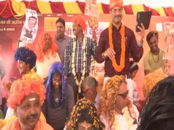 India News | UP: Revellers Immerse in Holi Celebrations at Assi Ghat in Varanasi - Vimarsana News