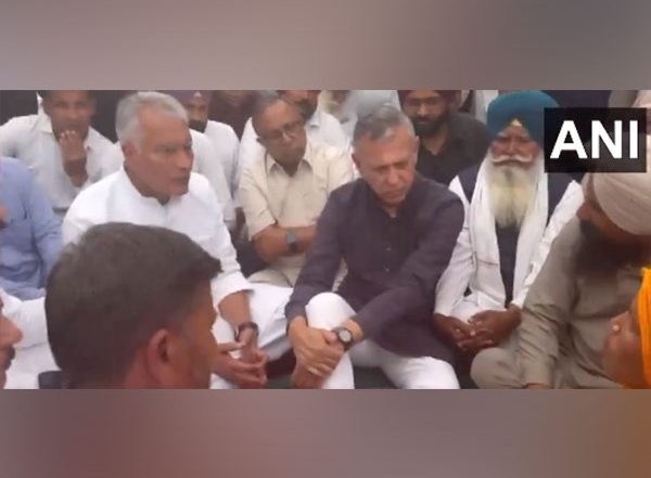 India News | Punjab BJP Chief Sunil Jakhar Meets Families of Victims of Sangrur's Illicit Liquor Incident