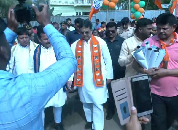 India News | Tripura CM Manik Saha Conducts Door-to-door Campaign in Bamutia Ahead of 2024 Lok Sabha Elections