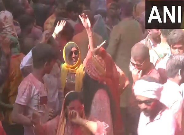 Entertainment News | From Phoolon Wali to Gulaal: India Drenched in Colours of Holi Celebration
