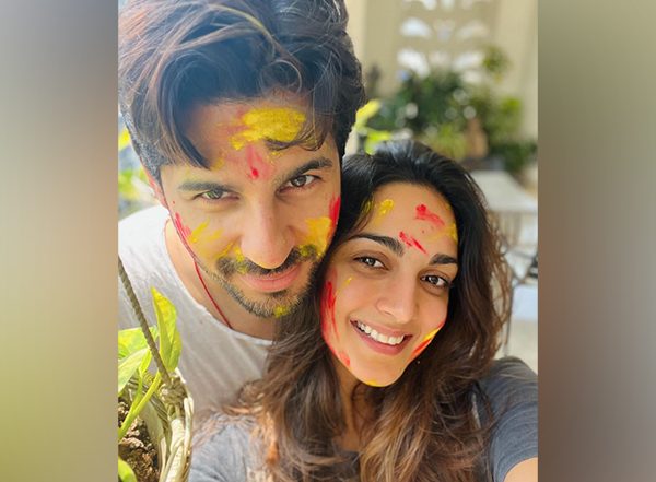 Holi 2024: Kiara Advani and Sidharth Malhotra Share Festive Selfie With Faces Smudged in Vibrant Colours! (View Pic)