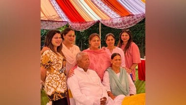 India News | RJD Leader Lalu Yadav Celebrates Holi with His Wife Rabri Devi and Daughters Rohini Acharya, Misa Bharti