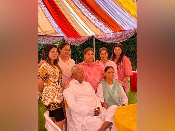 India News | RJD Leader Lalu Yadav Celebrates Holi with His Wife Rabri Devi and Daughters Rohini Acharya, Misa Bharti - Vimarsana News