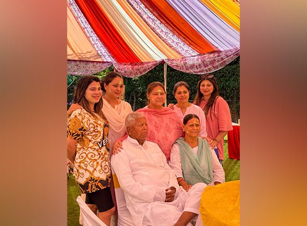 India News | RJD Leader Lalu Yadav Celebrates Holi with His Wife Rabri Devi and Daughters Rohini Acharya, Misa Bharti