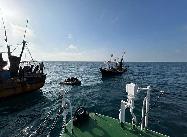 India News | Indian Coast Guard Rescues 5 Crew Members from Sinking Boat