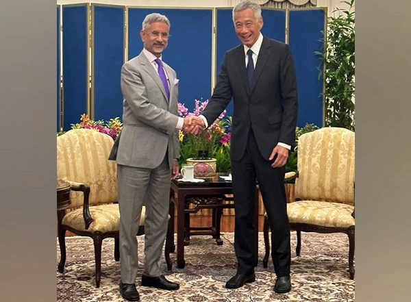 World News | EAM Jaishankar, Singapore PM Exchange Views on Deepening Engagement in Fintech, Digitalization, Green Economy