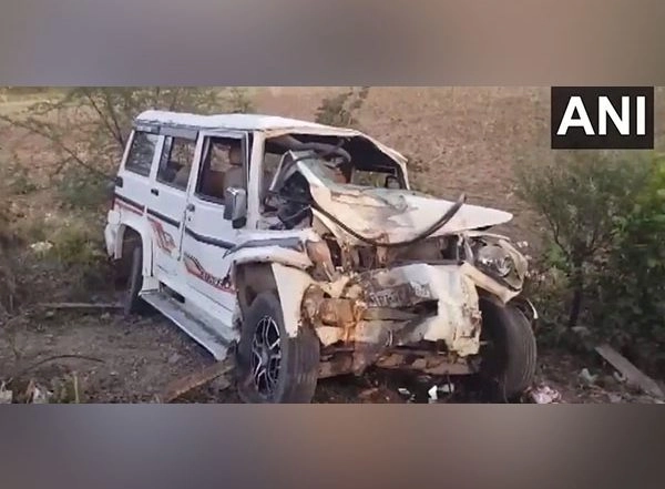 India News | Madhya Pradesh: 3 Dead, 2 Injured After Car Collided with Tree in Damoh