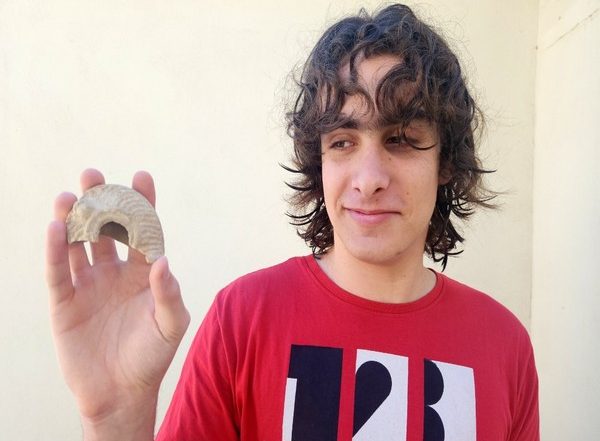 World News | Student Discovers Roman-era Lamp During School Trip