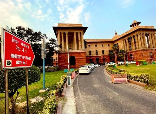 Business News | Centre Plans to Borrow Rs 7.5 Trillion from Market in H1-2024-25