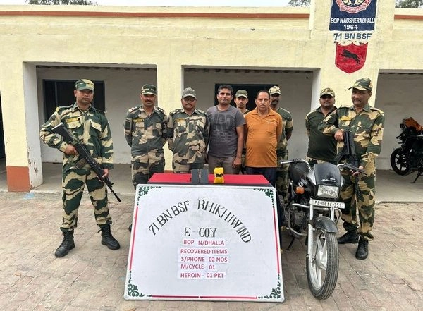 India News | Punjab: BSF Seize Packet of Suspected Heroin, Motorcycle, 2 Mobile Phones in Tarn Taran