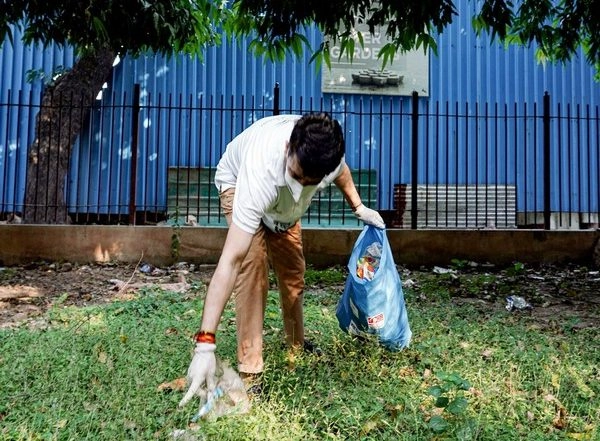 India News | Doctor in Srinagar Runs Cleanliness Drive Every Day, Says He Got Inspiration from PM Modi