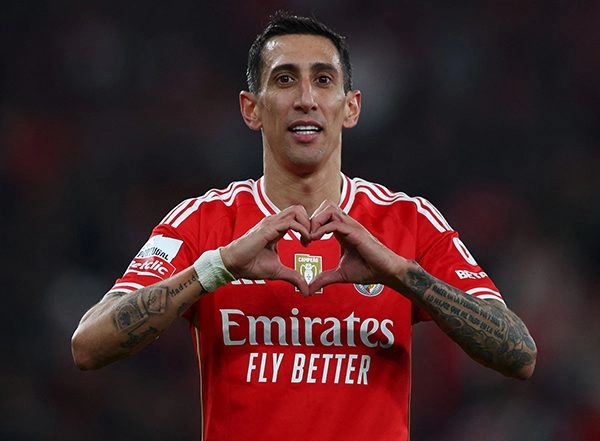 World News | Three Arrested for Threatening Argentine Footballer Angel Di Maria