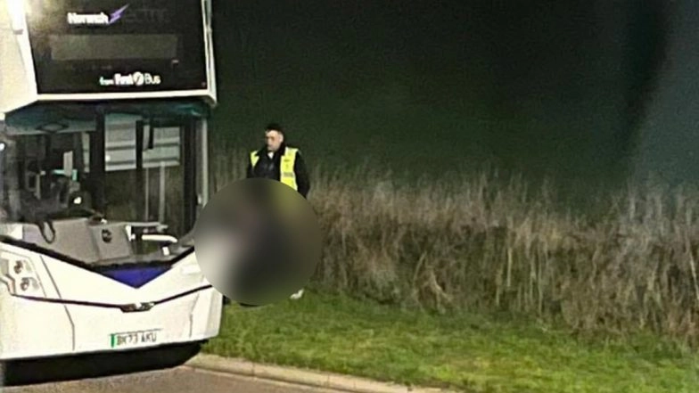 UK: Bus Driver Caught Receiving Oral Sex With His Pants Down on Roadside in Norfolk's Sprowston, Police Begin Probe After Photo Surfaces