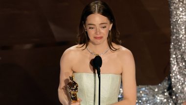 Oscar Winner Emma Stone Experiences Wardrobe Malfunction on Stage While Accepting Best Actress Award for Poor Things; Watch Viral Video From 96th Academy Awards