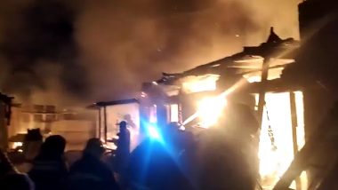 Srinagar Fire: Massive Blaze Erupts in Furniture Factory in HMT Area of Jammu and Kashmir (Watch Video)