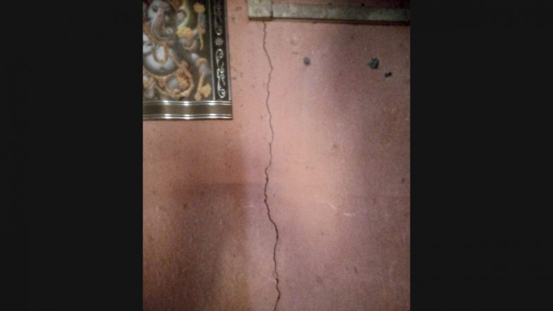 Earthquake in Maharashtra: Crack Appears in Wall, Building Column Seen Shaking After Earthquake Tremors Felt in Hingoli, Jalna, Nanded, Parbhani and Latur (See Pic and Video)