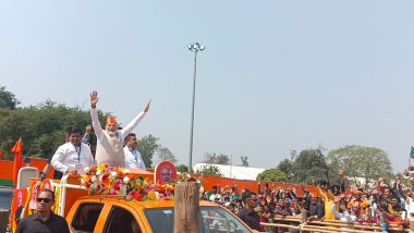 PM Modi West Bengal Visit: Prime Minister Narendra Modi Traverses Rally Venue in Hoodless Vehicle, Waves at Crowd (Watch Video)