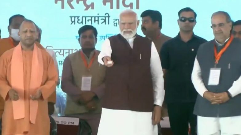 Uttar Pradesh: PM Narendra Modi Inaugurates and Lays Foundation Stone of Several Development Projects in Azamgarh (Watch Video)