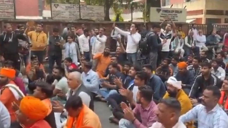Inderlok Namaz Incident: Hindu Raksha Dal Protests Outside Delhi Police Headquarters Over SI’s Suspension for Kicking, Hitting Namazis