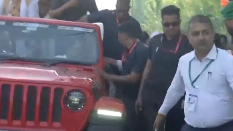 Gujarat: Congress Leader Rahul Gandhi Meets Children During Bharat Jodo Nyay Yatra in Mandvi (Watch Video)