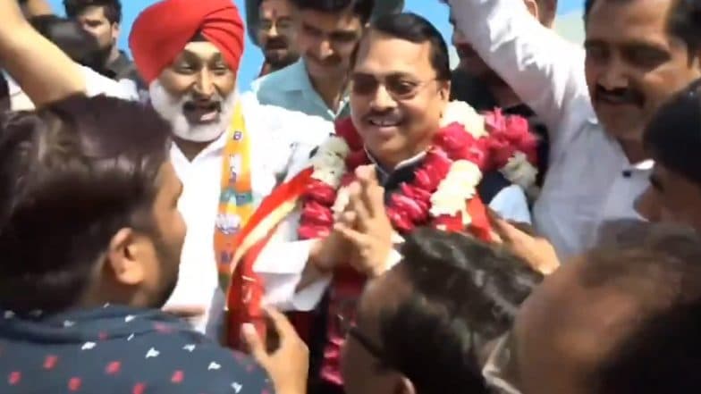 Ramesh Awasthi Misidentified in Kanpur: BJP Workers Misidentify Ramesh Awasthi’s Lookalike To Be Him, Garland and Greet Him After His Arrival at Kanpur Station (Watch Video)