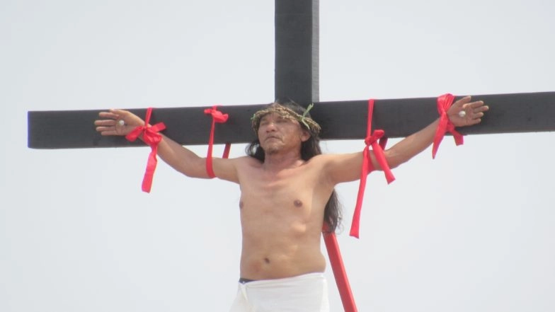 Good Friday 2024 in Philippines: Filipino Villager Ruben Enaje, Is Nailed to a Cross for the 35th Time on Good Friday To Pray for World Peace (Watch Video)