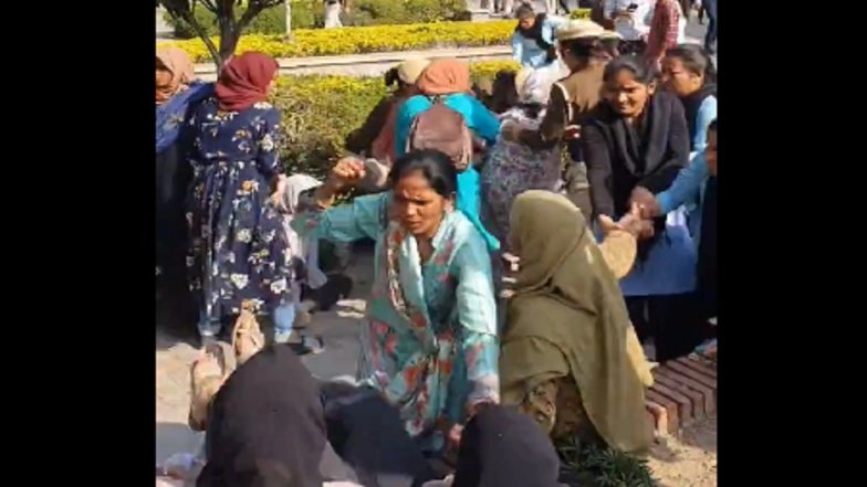 Anti-CAA Protests: Over 50 Students Detained From Delhi University While Staging Protest Against Implementation of Citizenship Amendment Act