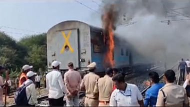 Train on Fire in Nashik: Mumbai-Gorakhpur Godan Express Bogie Catches Fire Near Nashik Railway Station, No Casualties (Watch Video)