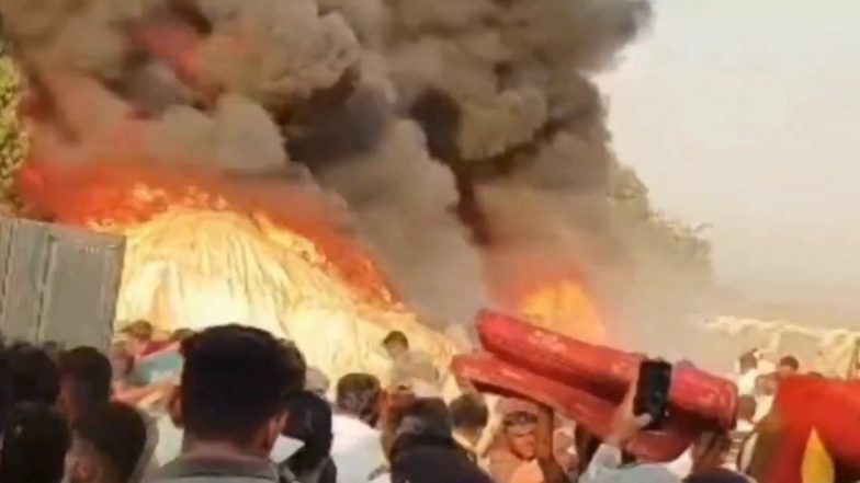 Gujarat Fire: Massive Blaze Erupts at Furniture Manufacturing Unit in Bhavnagar (Watch Video)