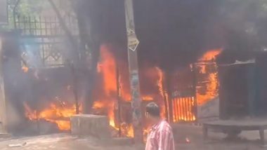 Uttar Pradesh Fire: Massive Blaze Erupts in District and Sessions Court of Jalaun, No Casualties Reported (Watch Video)