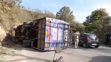 Himachal Road Accident: 21 Injured After Bus Carrying Devotees Overturns Near Kangra Tunnel, Probe On (Watch Video)