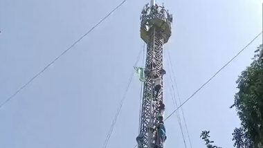 Farmers Protest at Jantar Mantar: Tamil Nadu Farmers Climb Atop Mobile Tower As They Protest Over Their Various Demands in Delhi (Watch Video)