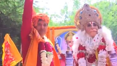 Hanuman With Insulin: Man Dressed Up As Lord Hanuman Holding Insulin Seen With Saurabh Bharadwaj During Hanuman Jayanti Shobha Yatra Amid Arvind Kejriwal Insulin Row (Watch Video)