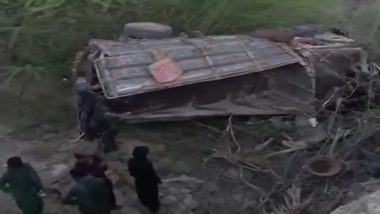Pakistan Road Accident: 17 Killed, Over 35 Injured As Truck Carrying Pilgrims Falls Into Ditch in Balochistan’s Hub District (Watch Video)