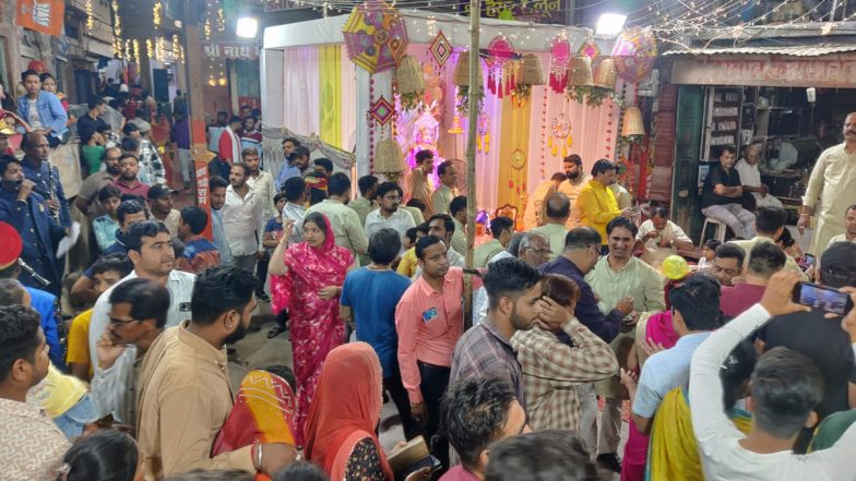 Dhinga Gavar 2024: Women Hit Men With Sticks as They Celebrate Baintmaar Teej Festival in Rajasthan's Jodhpur, Video Surfaces