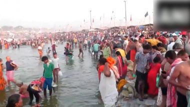Somvati Amavasya 2024: Devotees Take Holy Dip in River Ganga, Offer Prayers at Prayagraj (Watch Video)