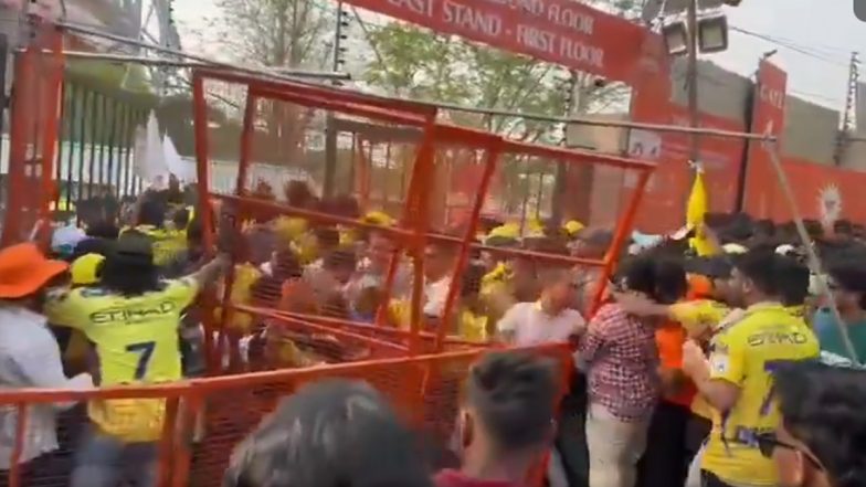 SRH vs CSK IPL 2024 Match: Tension Prevails as Fans Clash With Police at Rajiv Gandhi International Cricket Stadium (Watch Video)