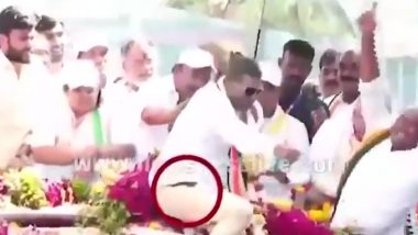 Siddaramaiah Security Breach Video: Man With Gun Goes Close to Karnataka CM, Garlands Minister Ramalinga Reddy During Election Campaign