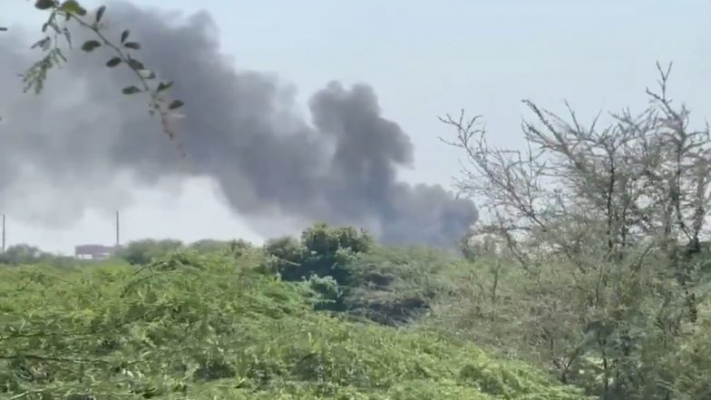 Delhi Fire: Blaze Erupts at PVC Pipe Manufacturing Factory Near Kalindi Kunj, Video Shows Black Smoke Covering Skies